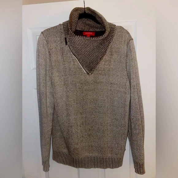 GUESS LOS ANGELES. Material is mostly cotton with some wool and bamboo. Size M - Picture 5 of 10